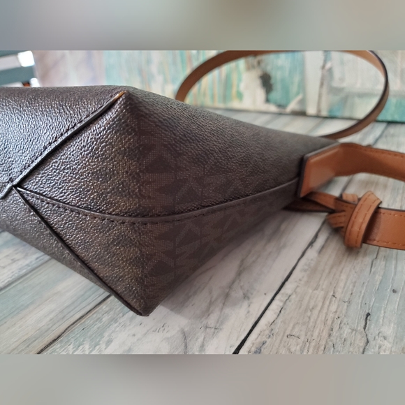 ***SOLD***MICHAEL KORS MK JET SET TRAVEL CROSSBODY LITE-WEIGHT BAG - Picture 5 of 11